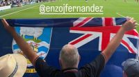 Un hincha de Chelsea mostró una bandera británica de Malvinas