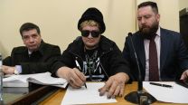 Cristian Pity Álvarez junto a dos de sus ex defensores, en la sala de juicio durante la primera audiencia