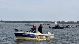 Más allá de la competencia deportiva, la Fiesta Nacional del Dorado volvió a ofrecer una amplia propuesta que combina pesca deportiva, música, actividades familiares y espectáculos nocturnos, aunque uno de los momentos más esperados fue, como ocurre tradicionalmente, la largada de las embarcaciones sobre el río Paraná.