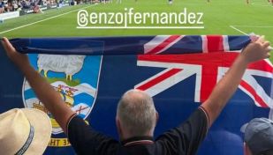 Un hincha de Chelsea mostró una bandera británica de Malvinas
