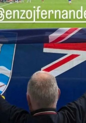 Un hincha de Chelsea mostró una bandera británica de Malvinas