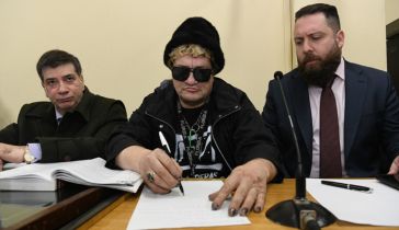 Cristian Pity Álvarez junto a dos de sus ex defensores, en la sala de juicio durante la primera audiencia