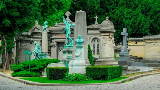 Cementerios que se convirtieron en atracciones turísticas: el debate que ahora llega a la Recoleta
