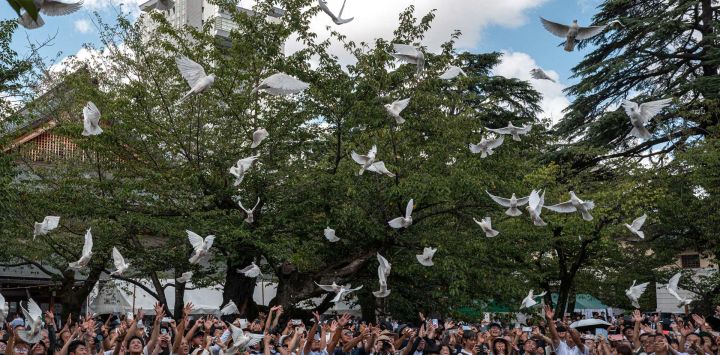 Durante el 81.º aniversario de la rendición de Japón en la Segunda Guerra Mundial, se soltaron palomas blancas, símbolo de paz, en homenaje a los caídos en la guerra en el santuario Yasukuni de Tokio.