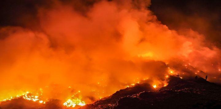 Esta fotografía muestra un incendio en un vertedero en Rasau Jaya, Kubu Raya, Kalimantan Occidental. Indonesia cree que la siembra de nubes puede ayudarla a combatir una temporada de incendios forestales que, según los expertos, se perfila como una de las peores en años, impulsada por un fuerte fenómeno de El Niño.