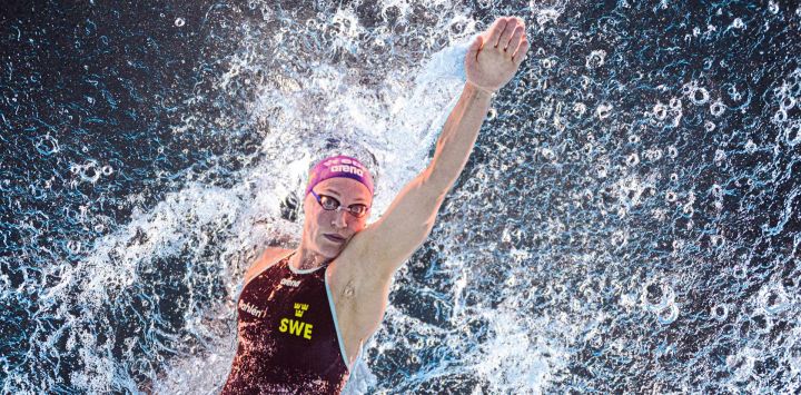 La nadadora sueca Sarah Sjostrom compite en una eliminatoria de los 50 metros estilo libre femenino durante el Campeonato Europeo de Natación LEN en el Centro Acuático Olímpico de Saint-Denis, en las afueras de París, Francia.
