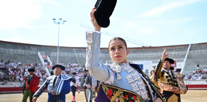 La novillera española Olga Casado asiste al paseo antes de una corrida de toros durante la Feria en Béziers, sur de Francia.