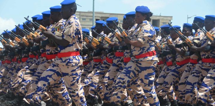 Miembros de las fuerzas de defensa desfilan durante la celebración del Día de la Independencia, en Yamena, capital de Chad.