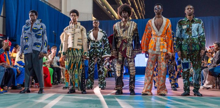 Modelos desfilan en la pasarela durante la Semana de la Moda de la República Democrática del Congo, celebrada en Kinshasa bajo el lema de promoción del "sape", un movimiento cultural y de moda congoleño conocido por su estilo distintivo y elegante.