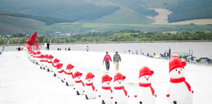Turistas visitan el área escénica de la Montaña Fénix, en Yakeshi de Hulun Buir, en la región autónoma de Mongolia Interior, en el norte de China. El área escénica ha puesto en marcha actividades de nieve y hielo, así como espectáculos culturales, para atraer a los visitantes durante la temporada baja.