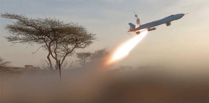 Esta captura de pantalla, tomada de un video publicado por el Centro de Medios Ansarullah, muestra un dron siendo lanzado hacia lo que las autoridades hutíes afirmaron que eran concentraciones de tropas saudíes y depósitos de armas en el puerto de Mokha, en el oeste de Yemen. Los ataques de los rebeldes hutíes, respaldados por Irán causaron la muerte de al menos 11 personas, según informó a AFP una fuente médica en la ciudad portuaria yemení de Mokha, después de que un ataque previo con drones tuviera como objetivo una refinería de petróleo saudí en la costa del Mar Rojo.
