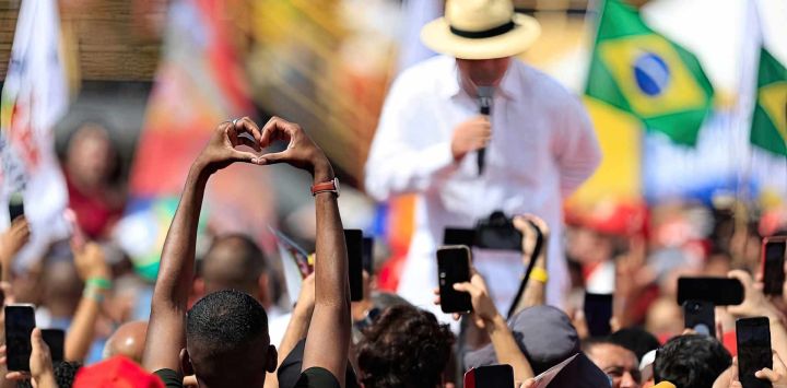 Un simpatizante del presidente y candidato presidencial de Brasil, Luiz Inácio Lula da Silva, gesticula durante un mitin de campaña en el estadio municipal 1º de Mayo en São Bernardo do Campo, estado de São Paulo, Brasil. Los brasileños acudirán a las urnas el próximo 4 de octubre, nuevamente profundamente polarizados y bajo la sombra del presidente estadounidense Donald Trump, quien ha respaldado a candidatos conservadores en recientes elecciones en América Latina.