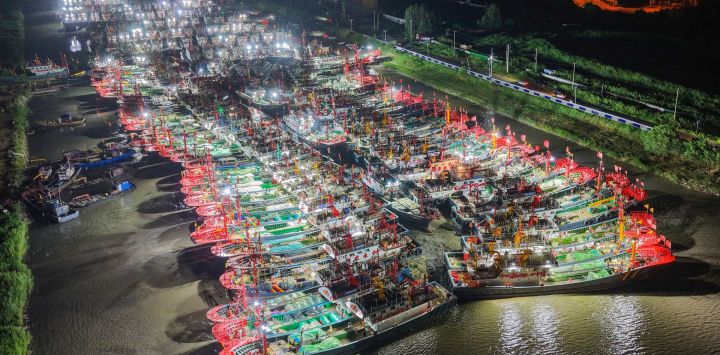 Vista aérea tomada con un dron de barcos pesqueros preparándose para zarpar hacia el mar Amarillo tras el levantamiento de la prohibición de pesca, en la ciudad de Lianyungang, en la provincia de Jiangsu, en el este de China.