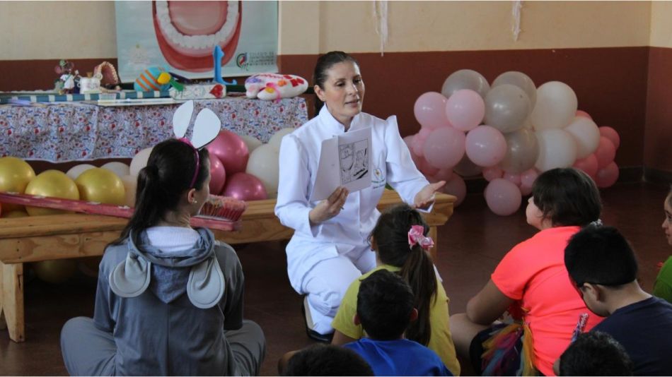 "Demasiado linda tu sonrisa": el lema de la Dra. Caramello para enseñar jugando