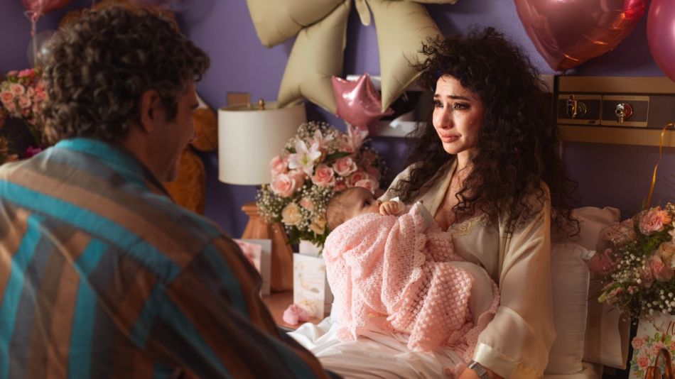 Sofía Fala como Moria Casán y Marco Antonio Caponi como Mario Castiglione en la serie Moria de Netflix (2026)