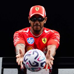 El piloto británico de Ferrari, Lewis Hamilton, juega con una pelota antes del Gran Premio de los Países Bajos de Fórmula 1 en el circuito de Zandvoort, al oeste de los Países Bajos. | Foto:JOHN THYS / AFP