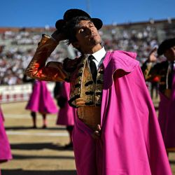 El torero francés Sébastien Castella asiste al desfile previo a la corrida de toros inaugural de la Feria de Béziers, en el sur de Francia. | Foto:GABRIEL BOUYS / AFP