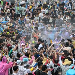 Personas asisten a un festival del agua celebrado en el distrito autónomo li y miao de Baoting, en la provincia de Hainan, en el sur de China. Un festival del agua se celebra aquí con motivo del Festival Qixi, la versión china del Día de San Valentín. | Foto:Xinhua/Pu Xiaoxu