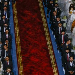 Un total de 90 parejas de novios se sientan en filas durante una ceremonia nupcial colectiva organizada con motivo del 80 aniversario de la fundación del Partido Democrático del Kurdistán (PDK) en la ciudad de Akre, a unos 100 kilómetros al norte de Erbil, capital de la región autónoma kurda del norte de Irak. | Foto:SAFIN HAMID / AFP