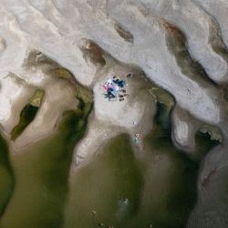 Una vista aérea muestra a una familia con sombrillas en un banco de arena descubierto por la bajamar en el río Danubio, cerca de Ilok, Croacia. | Foto:MARKO PERKOV / AFP