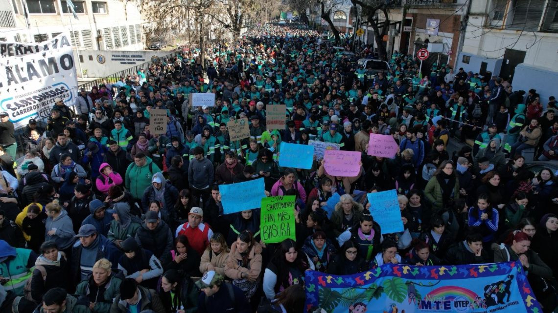 Cartoneros, cooperatives protest plans to overhaul Buenos Aires recycling