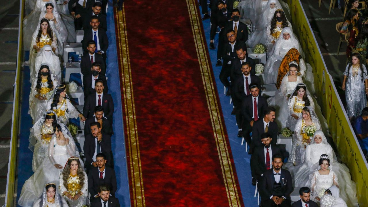 Un total de 90 parejas de novios se sientan en filas durante una ceremonia nupcial colectiva organizada con motivo del 80 aniversario de la fundación del Partido Democrático del Kurdistán (PDK) en la ciudad de Akre, a unos 100 kilómetros al norte de Erbil, capital de la región autónoma kurda del norte de Irak. | Foto:SAFIN HAMID / AFP