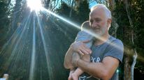 Andy Kusnetzoff junto a su hijo León
