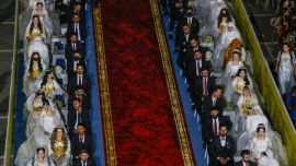 Un total de 90 parejas de novios se sientan en filas durante una ceremonia nupcial colectiva organizada con motivo del 80 aniversario de la fundación del Partido Democrático del Kurdistán (PDK) en la ciudad de Akre, a unos 100 kilómetros al norte de Erbil, capital de la región autónoma kurda del norte de Irak.