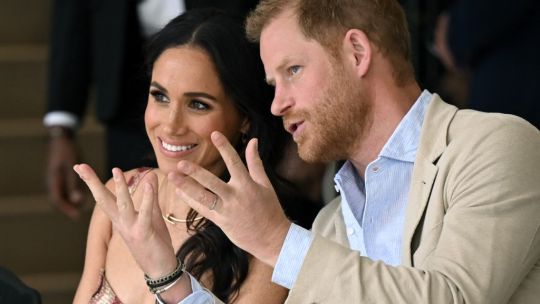 Tras años de errores y rencores, Harry y Meghan regresan al Reino Unido y los británicos se preguntan por qué