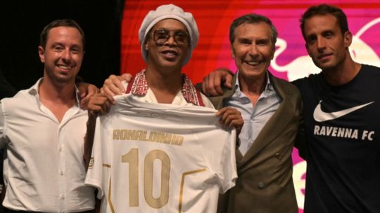 Ronaldinho sorprendió al mundo del fútbol: tras más de una década retirado, firmó con un club del ascenso italiano