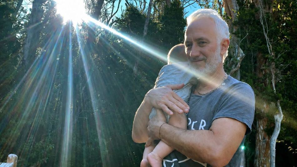 Andy Kusnetzoff junto a su hijo León