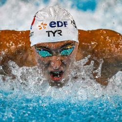 El francés Maxime Grousset compite en la final de la prueba de relevos mixtos 4x100 metros estilos durante el Campeonato Europeo de Natación LEN en el Centro Acuático Olímpico de Saint-Denis, en las afueras de París, Francia. | Foto:JULIEN DE ROSA / AFP