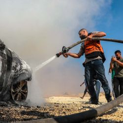Imagen de bomberos palestinos intentando extinguir el fuego que estalló en un vehículo en el que viajaba el jefe de la Policía de Gaza, Jamal Mahmoud Abu Kamil, tras haber sido blanco de un ataque aéreo israelí en la calle Rashid, en el suroeste de la Ciudad de Gaza. | Foto:Xinhua/Rizek Abdeljawad