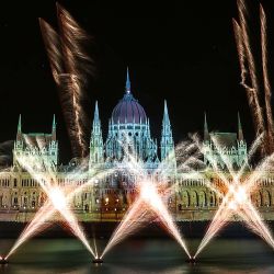 Imagen de un espectáculo nocturno que presenta fuegos artificiales, exhibiciones coreografiadas con drones y proyecciones de luz llevadas a cabo para festejar el día nacional de Hungría, en Budapest, Hungría. | Foto:Xinhua/David Balogh
