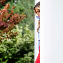 La primera dama estadounidense, Melania Trump, sale entre las columnas al llegar para presentar un evento con IndyCar y FOX Sports con el fin de ampliar las oportunidades académicas para personas que salen del sistema de acogida, en el Jardín de las Rosas de la Casa Blanca, en Washington, D.C.. | Foto:JIM WATSON / AFP
