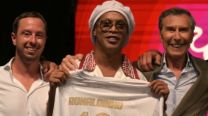  Extraño regreso: Ronaldinho vuelve de su retiro a los 46 años para jugar solo un partido