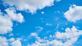El cielo estará entre nuboso a despejado.