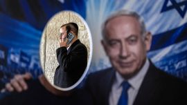Un miembro del partido Likud aparece en una fotografía tomada frente a un cartel con la imagen del primer ministro israelí, Benjamin Netanyahu, en un colegio electoral durante las primarias del partido, previas a las elecciones nacionales del país, en Jerusalén. Israel celebrará elecciones nacionales el 27 de octubre, la última fecha permitida por la ley, según anunció su parlamento.