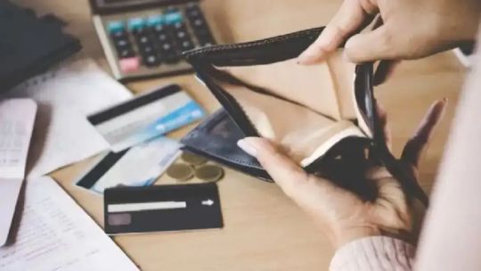 Afirman que el endeudamiento de las familias revela una recuperación económica que no llega a todos