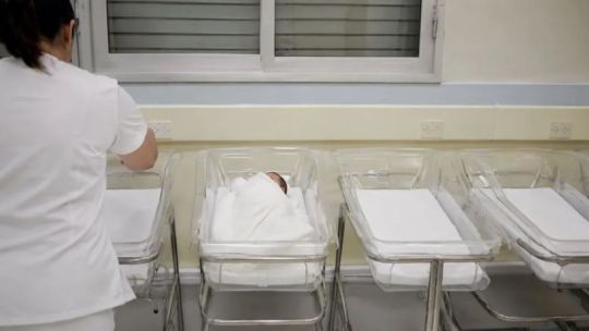 Tras los dichos de Milei sobre el aborto, especialistas señalan: “La caída de los nacimientos viene desde el año 2015”