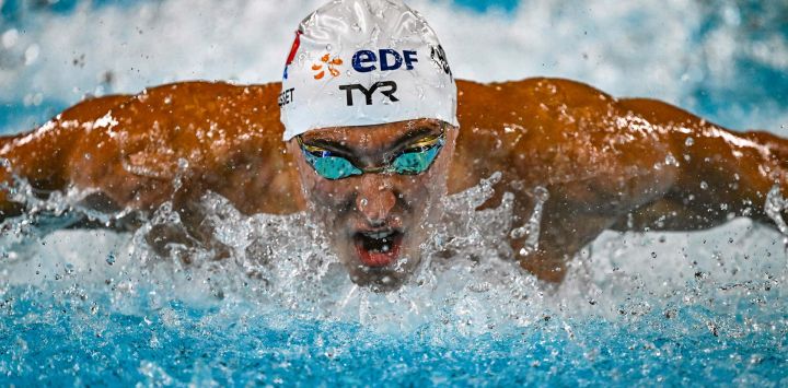 El francés Maxime Grousset compite en la final de la prueba de relevos mixtos 4x100 metros estilos durante el Campeonato Europeo de Natación LEN en el Centro Acuático Olímpico de Saint-Denis, en las afueras de París, Francia.