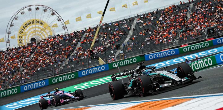 El piloto argentino de Alpine, Franco Colapinto, y el piloto británico de Mercedes, George Russell, conducen durante la primera sesión de entrenamientos libres del Gran Premio de los Países Bajos de Fórmula 1 en el Circuito de Zandvoort, al oeste de los Países Bajos.