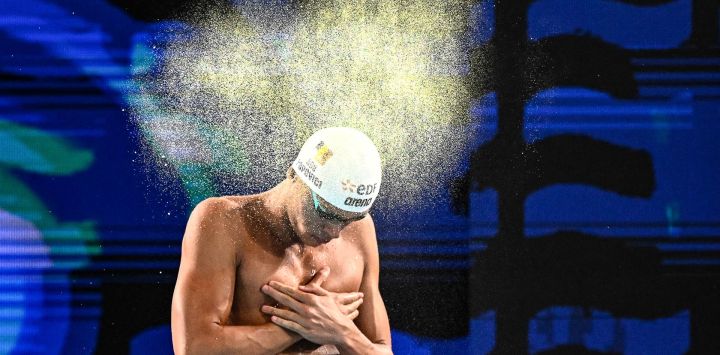 El rumano David Popovici se prepara para competir en la semifinal de los 100 metros estilo libre masculino durante el Campeonato Europeo de Natación LEN en el Centro Acuático Olímpico de Saint-Denis, en las afueras de París, Francia.