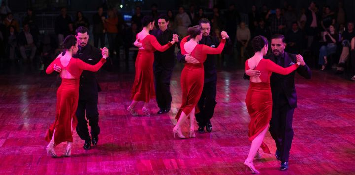 Imagen de bailarines del Laboratorio Coreográfico de Tango realizando una presentación en el marco del Festival y Mundial de Tango de Buenos Aires, en el auditorio de la Usina del Arte, en la ciudad de Buenos Aires, capital de Argentina. Una nueva edición del Tango BA Festival y Mundial, que reunirá hasta el 2 de septiembre a más de 2.000 artistas, hace vibrar a la ciudad de Buenos Aires, que acoge durante dos semanas el evento más importante del género a nivel internacional.