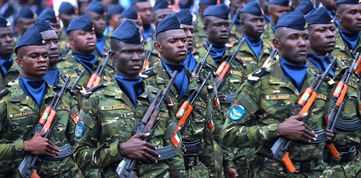 Imagen de soldados marfileños participando en un desfile militar para conmemorar el 66 aniversario de la Independencia de Costa de Marfil, en Abiyán, Costa de Marfil. Un total de 5.423 elementos de las fuerzas de defensa y seguridad de Costa de Marfil, junto a contingentes militares procedentes de Benín, Guinea, Gabón e India, participaron en un gran desfile militar en el Boulevard de la Solidarité, en la comuna de Yopougon de Abiyán, como parte de las celebraciones oficiales para conmemorar el 66 aniversario de la independencia del país.