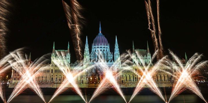 Imagen de un espectáculo nocturno que presenta fuegos artificiales, exhibiciones coreografiadas con drones y proyecciones de luz llevadas a cabo para festejar el día nacional de Hungría, en Budapest, Hungría.