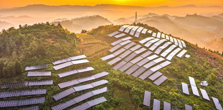 Paneles solares se encuentran dispuestos en una ladera en una central fotovoltaica agrícola en el municipio étnico Yi y Miao de Dingxin, ciudad de Qianxi, en la provincia de Guizhou, al suroeste de China.