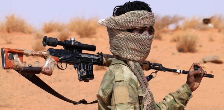 Un desertor armado de las Fuerzas de Apoyo Rápido (RSF) llega, presuntamente para rendirse al ejército sudanés, al oeste de Omdurman. Desde abril de 2023, Sudán ha sido asolado por una guerra entre el ejército sudanés, liderado por su jefe Abdel Fattah al-Burhan, y las Fuerzas de Apoyo Rápido, comandadas por el ex lugarteniente de Burhan, Mohamed Hamdan Daglo.