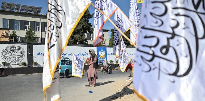 Un vendedor afgano vende banderas talibanes en Kabul, mientras el gobierno talibán celebra el quinto aniversario de su regreso al poder.