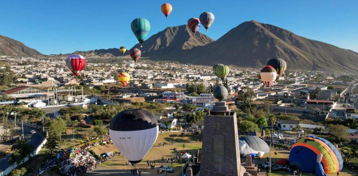 Vista aérea tomada con un dron de globos aerostáticos durante la quinta edición del Festival Internacional del Globo (FIG 2026), en Quito, capital de Ecuador. Más de 20 globos aerostáticos, con colores y formas sorprendentes, llenaron el cielo de la ciudad ecuatoriana de Quito y rodearon el Monumento de la Mitad del Mundo, durante la quinta edición del FIG. 2026.